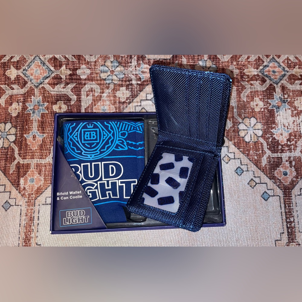 NWT Bud Light Men’s Bifold Wallet and Can Coozie Budweiser